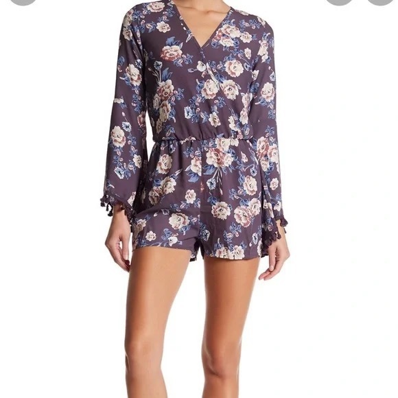 Romeo + Juliet floral bell sleeve romper - Picture 1 of 3